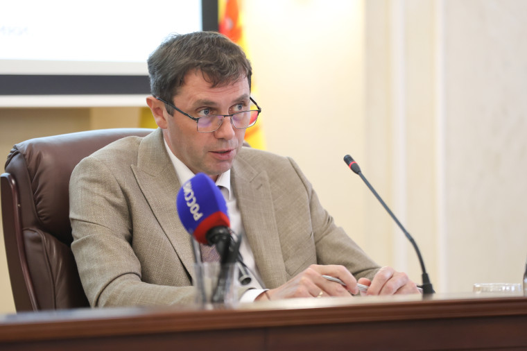 В Воронеже по поручению мэра заменят покрытие на спортивной площадке в центральном парке