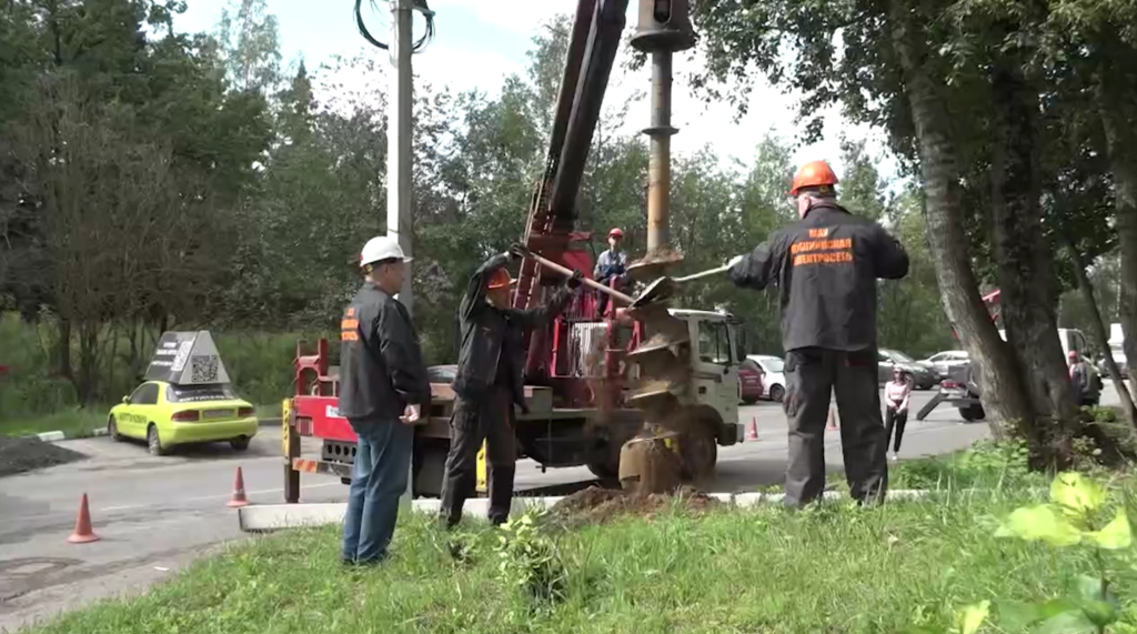 В микрорайоне Новое Пушкино на улице Просвещения обустраивают переходно-скоростную полосу для ликвидации заторов