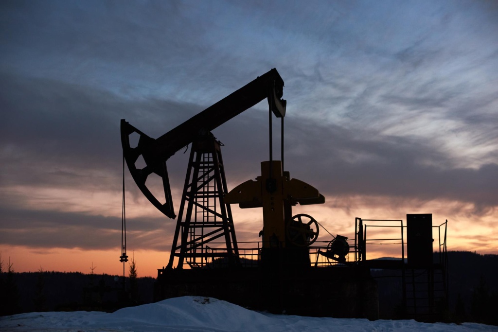 Нефть Brent подешевела до 77 долларов впервые с 6 февраля