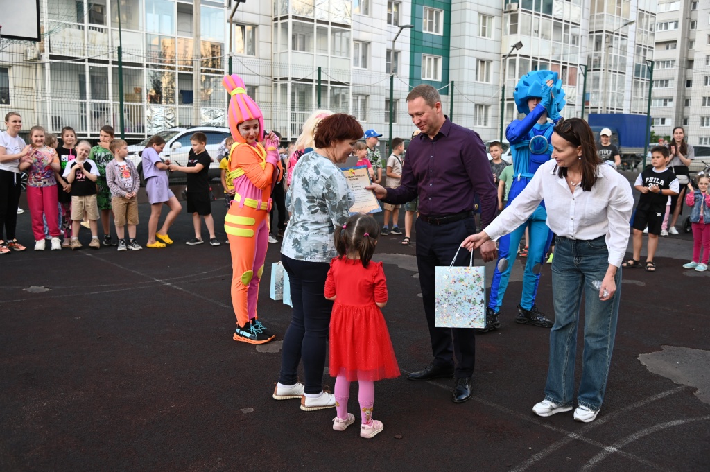 В Воронеже прошёл «День соседей», который организовал депутат городской Думы Иван Кандыбин В Воронеже прошёл «День соседей», который организовал депутат городской Думы Иван Кандыбин