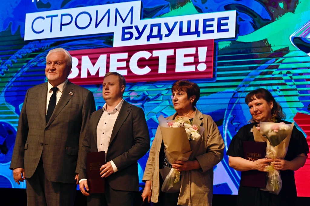 Тамбовская промышленность чествует лучших: глава облдумы Евгений Матушкин поблагодарил работников отрасли за самоотверженный труд Тамбовская промышленность чествует лучших: глава облдумы Евгений Матушкин поблагодарил работников отрасли за самоотверженный труд