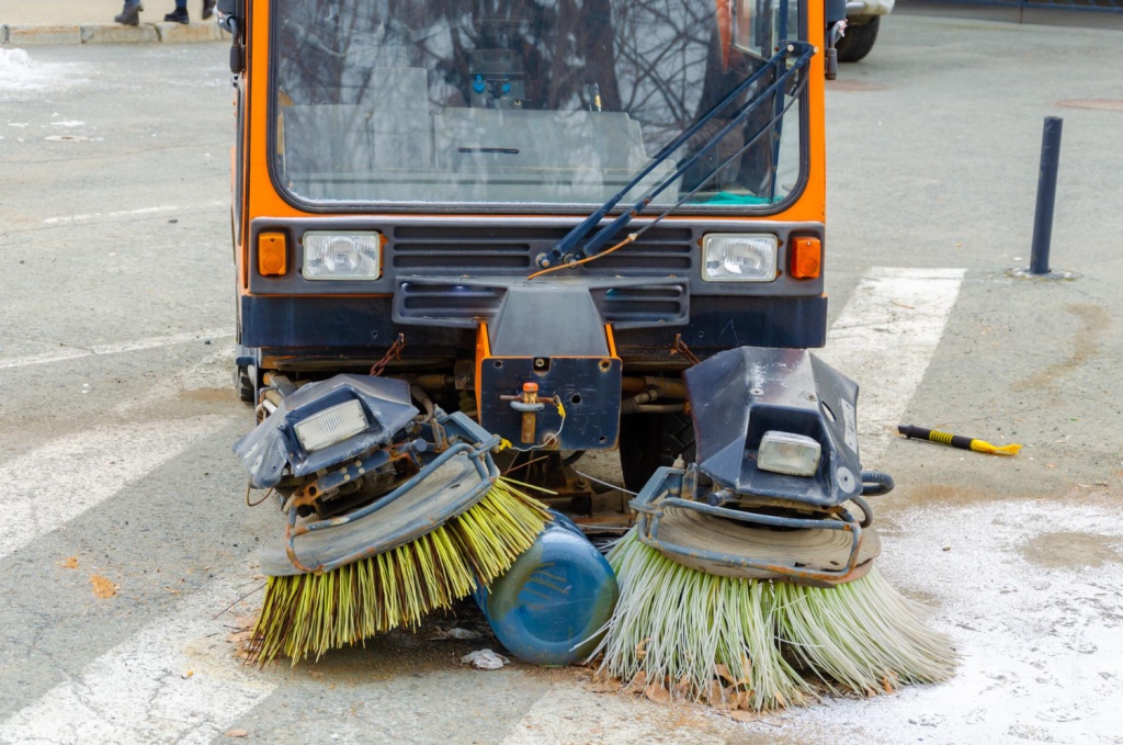 В Ульяновске началась весенняя уборка улиц пылесосами и поливочными машинами