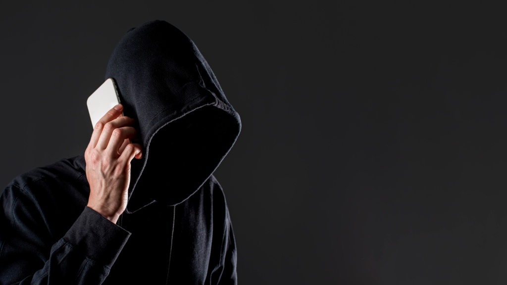 «Ведомости»: мошенники начали выманивать у граждан образцы их голосов