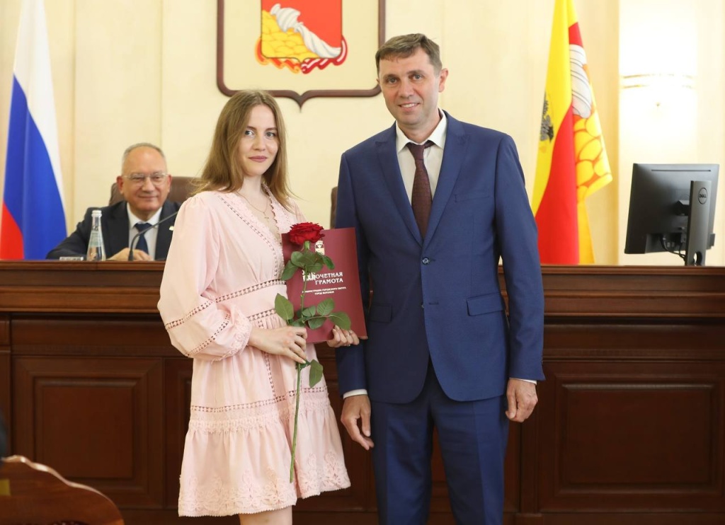 Мэр Воронежа открыл мемориальную доску заслуженному строителю России Виктору Коновальчуку и вручил награды сегодняшним представителям отрасли