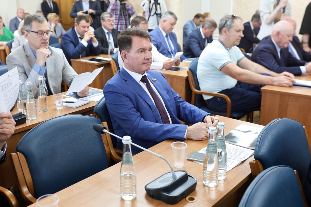 Мэр Воронежа Сергей Петрин выступил перед депутатами гордумы с докладом о проделанной работе за прошлый год Мэр Воронежа Сергей Петрин выступил перед депутатами гордумы с докладом о проделанной работе за прошлый год