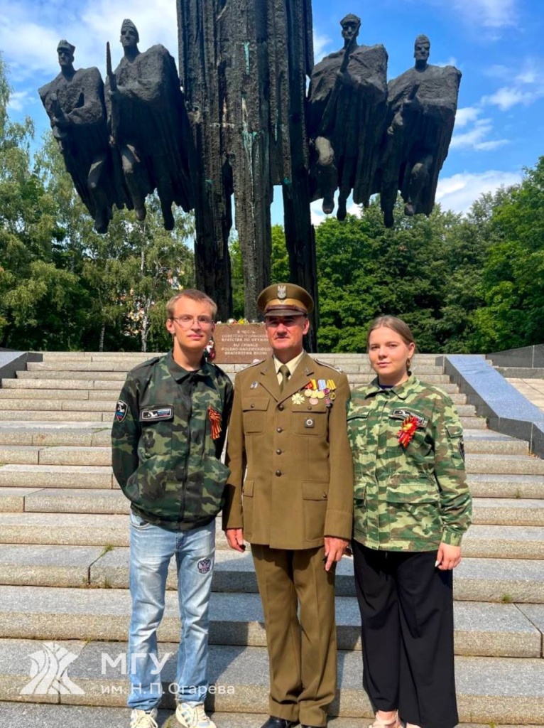 Студенты МГУ им. Огарёва почтили память погибших советских воинов в Рязани Студенты МГУ им. Огарёва почтили память погибших советских воинов в Рязани