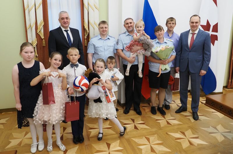 Глава Мордовии встретился с призёрами всероссийского конкурса «Полицейская семья» Глава Мордовии встретился с призёрами всероссийского конкурса «Полицейская семья»