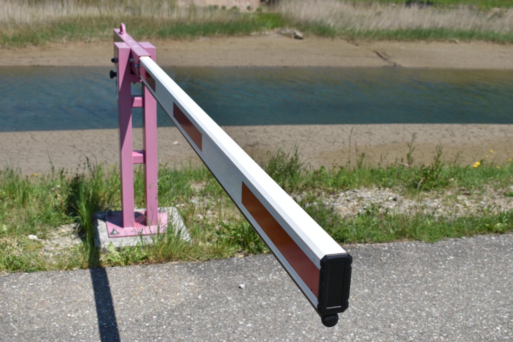 Мэрия Ульяновска проверяет установку шлагбаума у проезда к Свияге около садоводства "Залив"