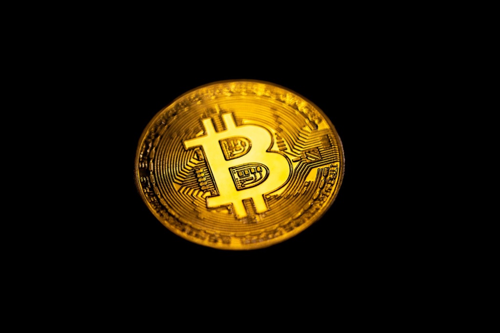Крипторынок в красной зоне: биткоин рухнул до $82 тысяч