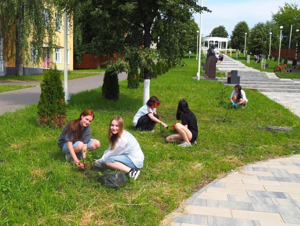 В Саранске кадеты благоустраивают аллею Славы