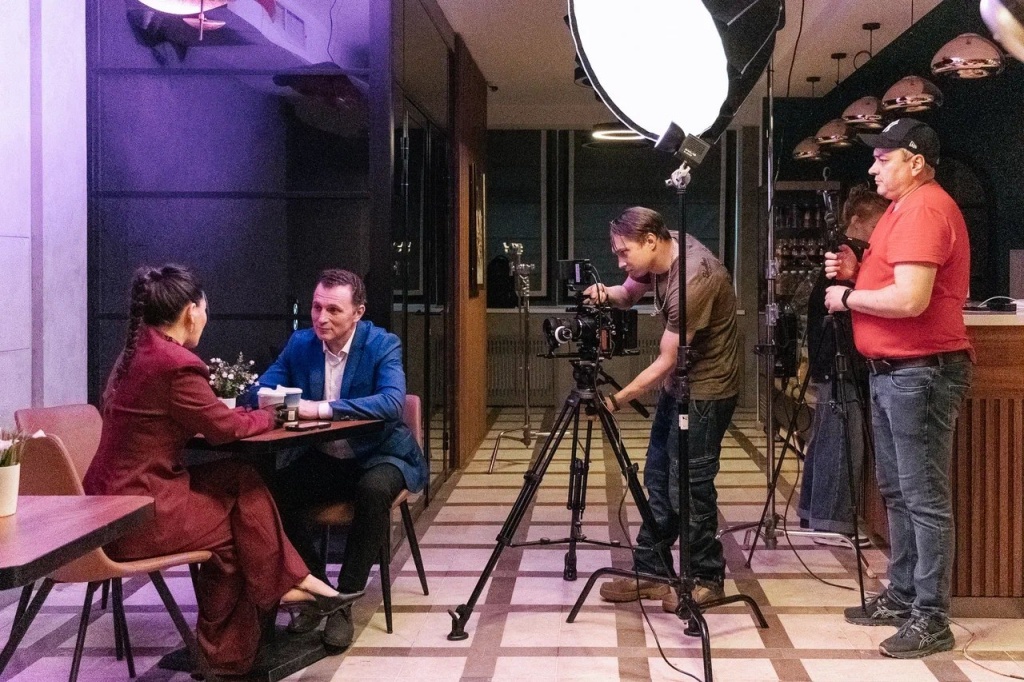 В России впервые снимается сериал одновременно в вертикальном и горизонтальном формате В России впервые снимается сериал одновременно в вертикальном и горизонтальном формате