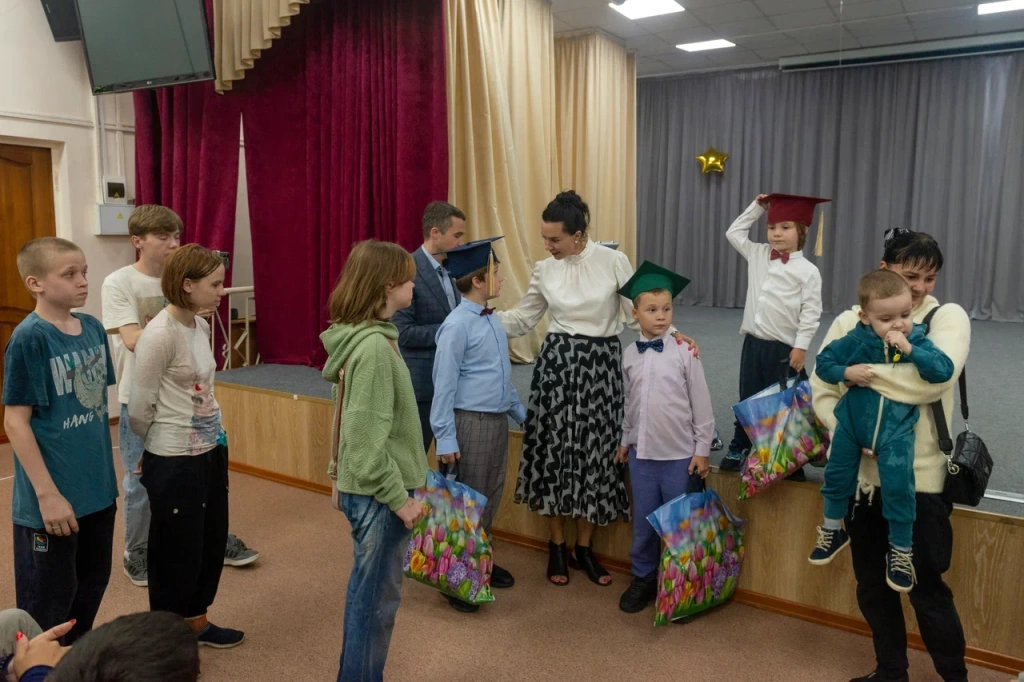 Детям из многодетных семей в Новосибирске подарили канцелярию ко Дню знаний