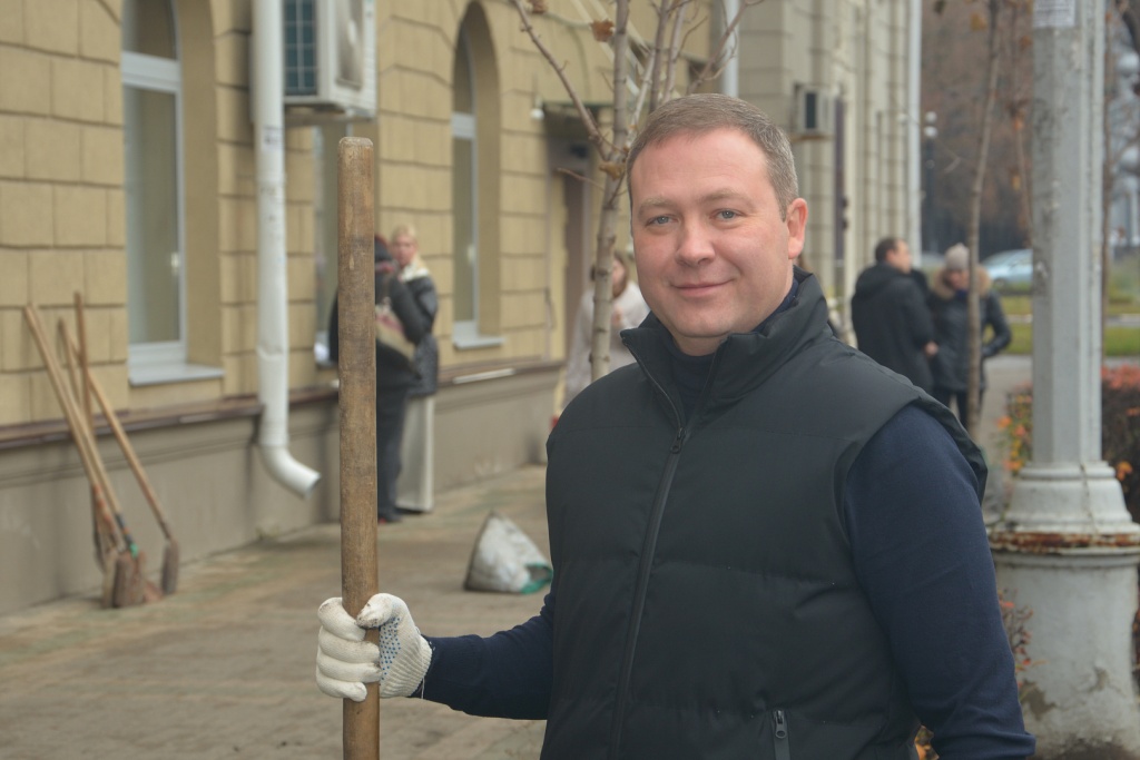 Воронежские депутаты высадили молодые клены у парка «Орленок» в преддверии Дня народного единства Воронежские депутаты высадили молодые клены у парка «Орленок» в преддверии Дня народного единства