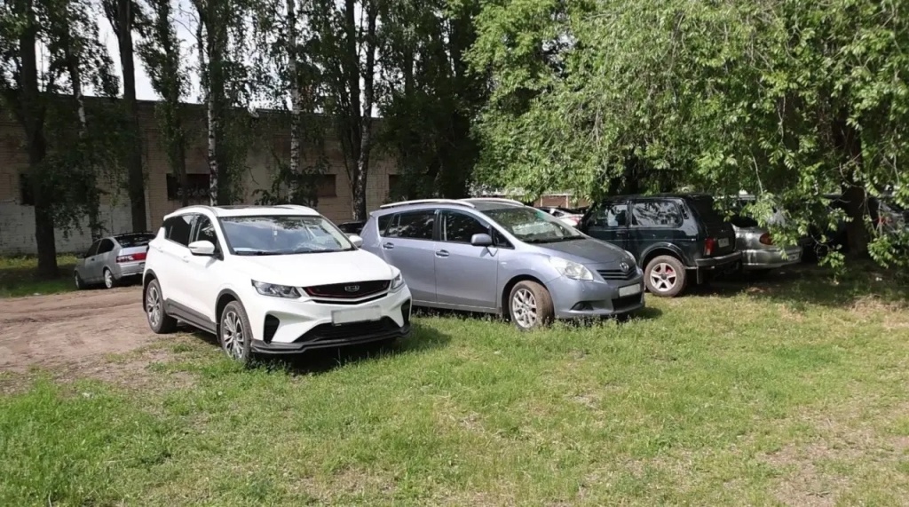Мэр Воронежа рассказал о борьбе с парковкой на газонах: более 2 000 постановлений с начала года и планы по озеленению почти 5 га территорий